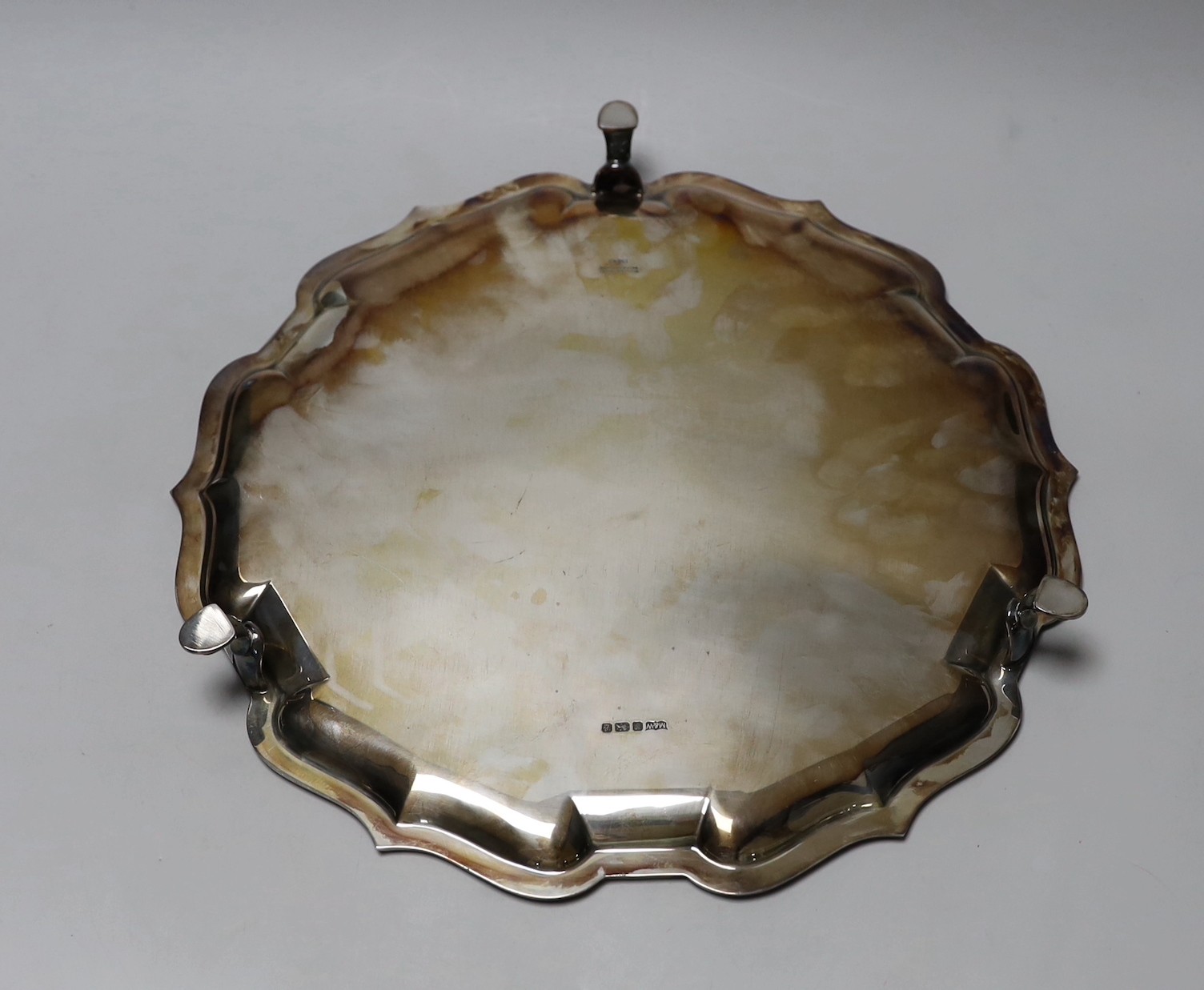 An Elizabeth II silver salver with pie crust border, Mappin & Webb, London, 1985, 31.9cm, 29.6oz.